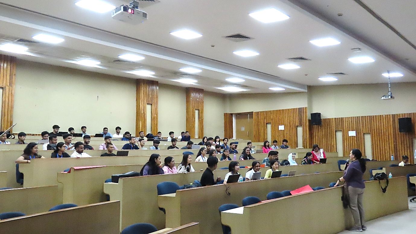 Dr. Sheenu Jain conducting the Customer Discovery Lab session