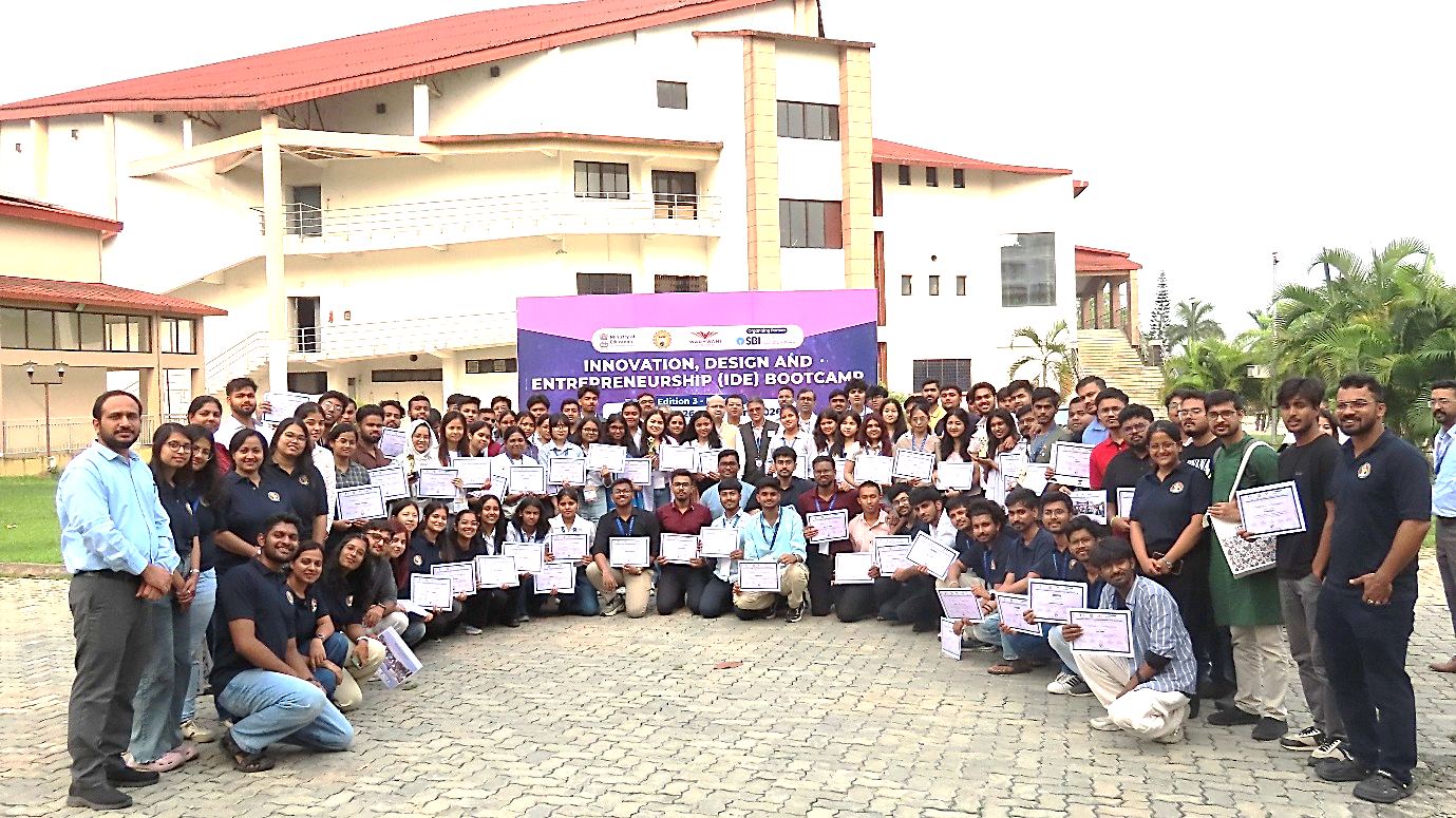 Group photo with guests, volunteers and participants at the end of the Bootcamp